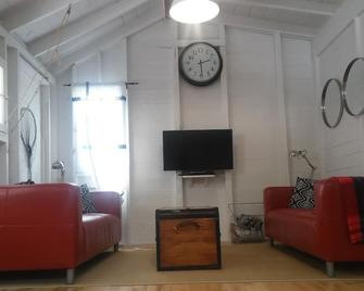 Cozy, clean, newly renovated two bedroom cottage on the waterfront. - Sauble Beach - Вітальня