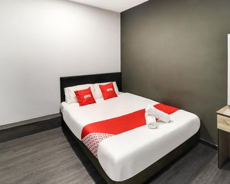OYO 89381 Moonnight Hotel - Batu Caves - Slaapkamer
