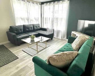 Charming 3-bedroom house in enjoyable Endwell - Endicott - Living room