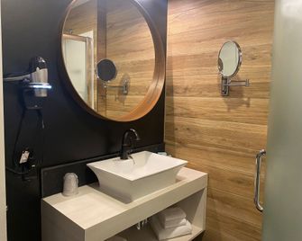 Hôtel Centre-Ville - Montmagny - Baño