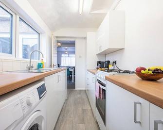 Clayton Street By Ty Sa - Newport - Kitchen