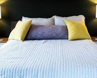 Farm Stay With Beautiful View! Pond, Farm Animals, Fire Pit, Dock, Peddle Boat - Fort Wayne - Bedroom