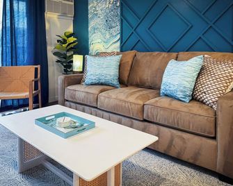 Fresh Design-Walk to Salem-Food-Train Station - Beverly - Living room