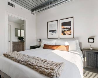 Lodgeur | Plush & bright 2BR loft | Midtown - Houston - Habitación