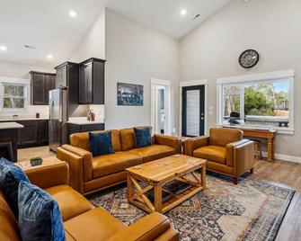The Turn at Kilmarlic - Powells Point - Living room