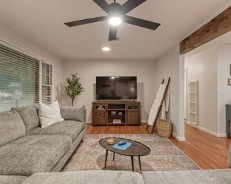 Rustic Charm Owasso Retreat - Owasso - Huiskamer