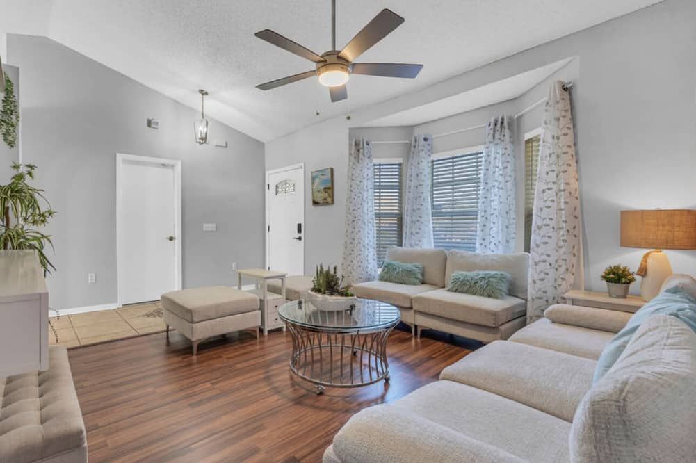 Spacious and Comfy 4b/2bath Family friendly and Quiet neighborhood - جاكسونفيل (فلوريدا) - غرفة معيشة