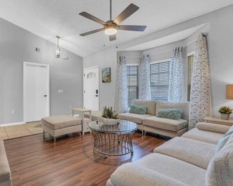 Spacious and Comfy 4b/2bath Family friendly and Quiet neighborhood - Jacksonville - Huiskamer