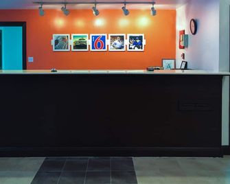 Motel 6 Moss Point Ms - Moss Point - Front desk