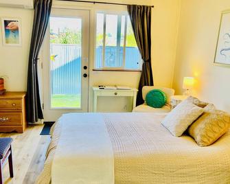 Starlight Studio in Arcata with Kitchenette, fenced yard, WIFI, & full bathroom - Arcata - Bedroom