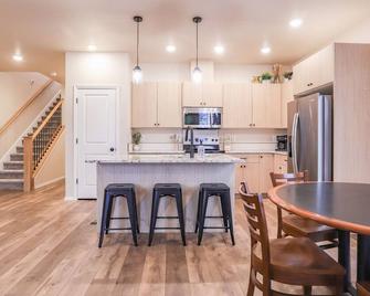 Caldwell Collective Townhome Edition | Sleeps 10| Heart of Caldwell - Caldwell