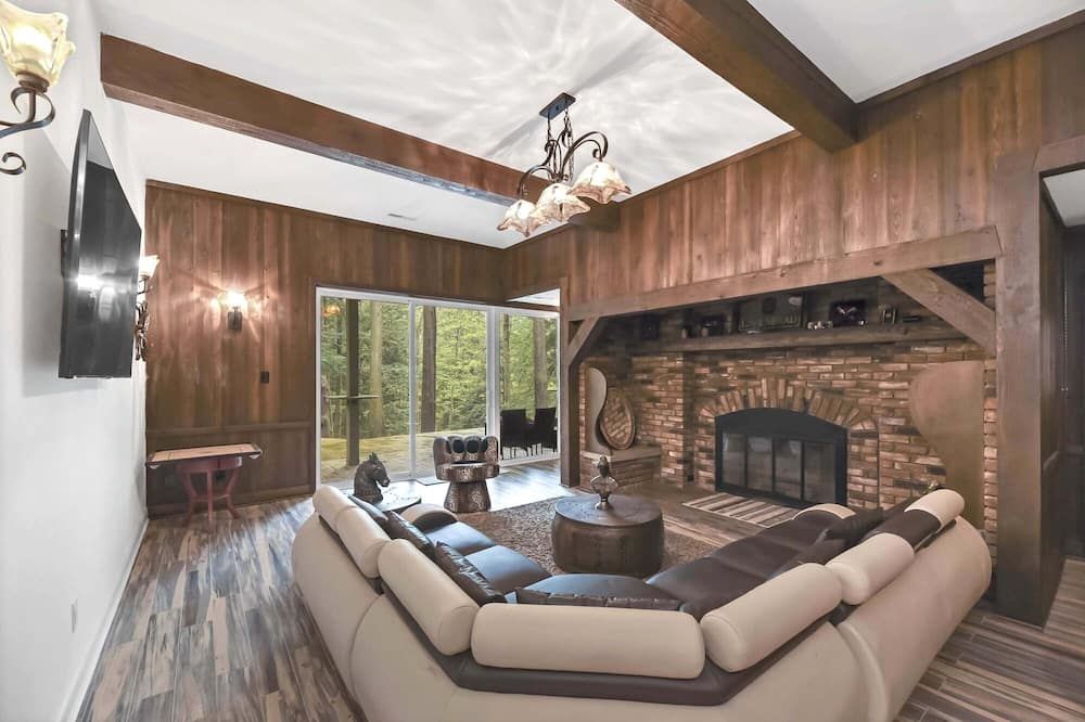 Luxury meets nature in this breathtaking 5-bedroom country chateau - Chagrin Falls - Sala de estar