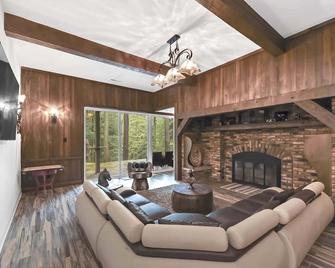 Luxury meets nature in this breathtaking 5-bedroom country chateau - Chagrin Falls - Sala de estar