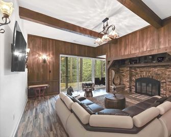 Luxury meets nature in this breathtaking 5-bedroom country chateau - Chagrin Falls - Sala de estar