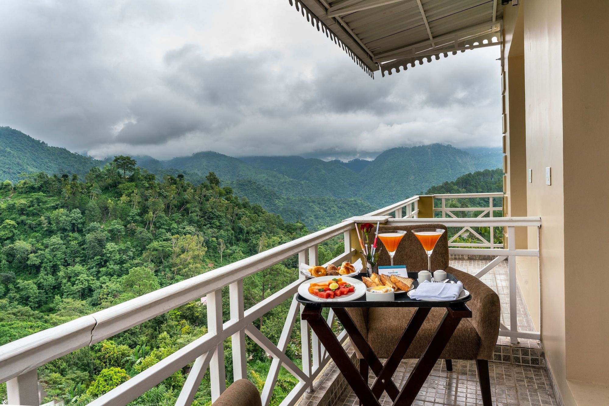 سيجنيت ريزورت ماونتن بريز - نينيتال - شرفة