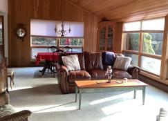 Country setting with scenic and water view - Tiverton - Wohnzimmer