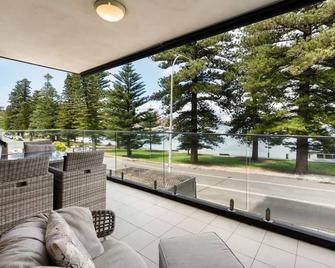 Stylish Manly Apartment with Harbour Views - Sydney - Balcony