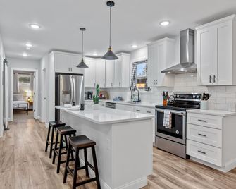 Blue Door Bungalow | Jz Vacation Rentals - Southhampton - Cocina