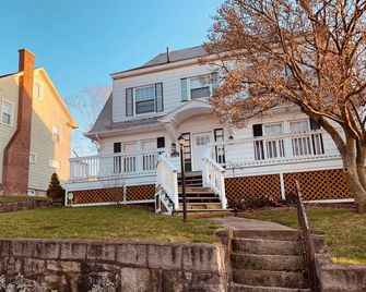 Quaint 4 bdr Cape Cod, sleeps 8-10. 4 min to USCGA, Con college & downtown - New London - Building