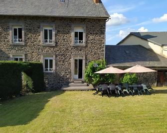 Gite in the heart of the Parc des Volcans, within walking distance of shops and restaurant - Neussargues-en-Pinatelle - Edificio