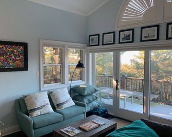 Beachfront luxury 6-bedroom multi-generational home. Bikes, chairs, umbrellas. - Cape May Point - Living room