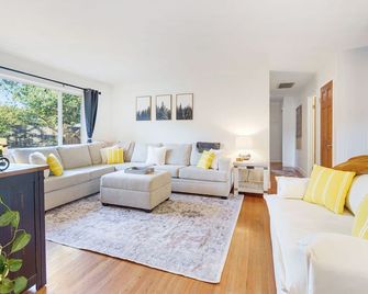 Charming Davis Retreat: Cozy & Central - Davis - Living room