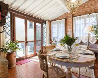 Rosyabate Cottage, with Private Garden and views between Lucca and Pistoia - Uzzano - Comedor