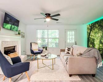 Scandinavian Retreat mins Close to battery W King bed - Smyrna - Living room