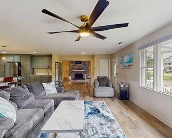 Serene 3BR Waterfront Retreat With A/C, Wifi, Two Kayaks, and Full Kitchen - Newport - Sala de estar