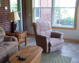 Redbrick Inn Hickory Suite - Oshkosh - Вітальня