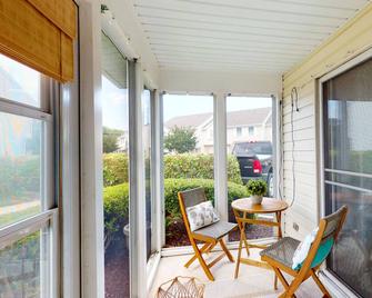 Townhome with central AC, washer/dryer, & pool access - close to beach - Ocean City - Balcony