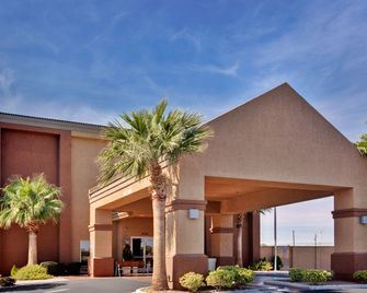 Holiday Inn Express Las Vegas-Nellis By IHG - Las Vegas - Building