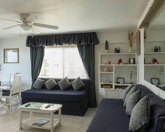 Turtle Towers Apartments - Ocho Rios - Living room