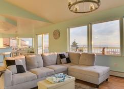 Oceanfront Kenai Villa w/ Fireplace & Deck - Kenai - Sala de estar