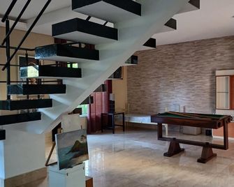 Casa Dentro do Condomínio Parque Suíça, Acomoda 21 Pessoas - Caieiras - Escaleras