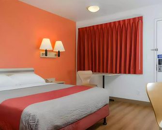 Super 8 by Wyndham Turlock - Turlock - Спальня