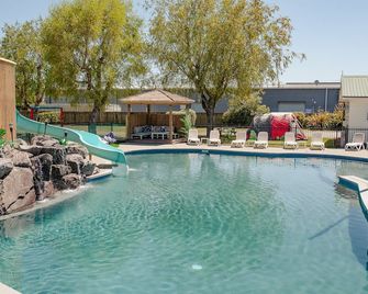 Taupo Top 10 Holiday Park - טאופו - בריכה