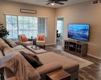 Lovely ground floor 2 bedroom condo with office - Oro Valley - Obývací pokoj