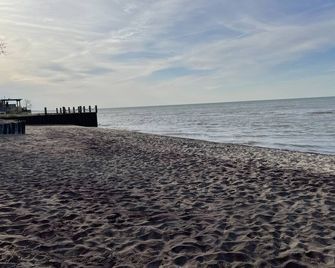 Newly renovated cottage with new central air just steps from the beach - Long Point - Beach