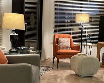Blue Agave Casa: Monthly Discounts Available - Sun City West - Living room