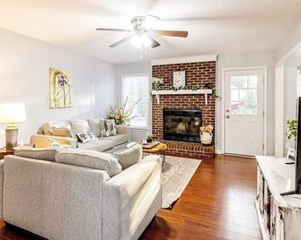 The Cliffdale Cottage - Fayetteville - Living room
