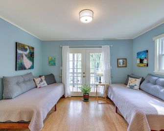 Lakefront Cottage by Little Golden Gate Bridge - Eureka Springs - Sala de estar