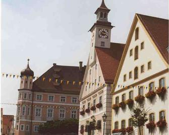 Hotel-Landgasthof Schuster - Greding - Edificio
