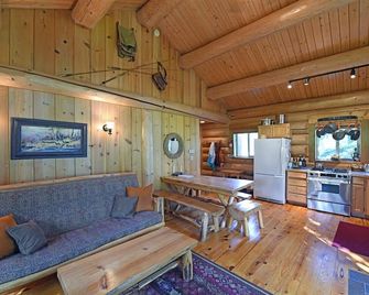 Running Wolf Cabin (one bedroom) - Winthrop - Living room