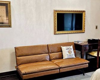 Polynesian Koi Pond Gardens Condo in Hilo w pool - Hilo - Wohnzimmer