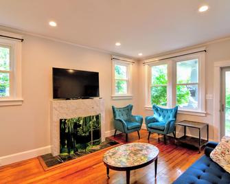 Charming 2-bedroom house in fantastic Takoma Park with WiFi, AC - Takoma Park - Sala de estar
