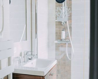 Hôtel Les Agapanthes-Logis Hôtel - Paimpol - Baño