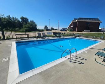 Days Inn by Wyndham Rolla - Rolla - Piscina