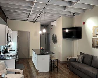 Beautiful Suite with Balcony overlooking Warren St in Syracuse - Syracuse - Living room