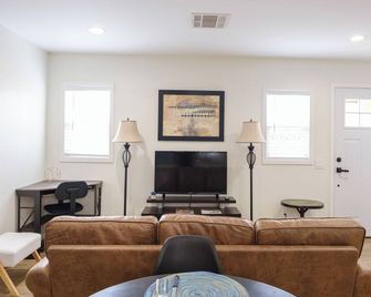 Charming 2-bedroom bungalow with AC, WiFi in welcoming Ontario - Ontario - Living room